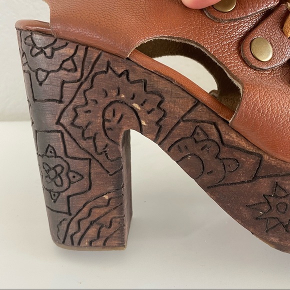 Free People Farrah Whiskey Wooden Etched Eyelet Leather Clogs 38 - Picture 13 of 13